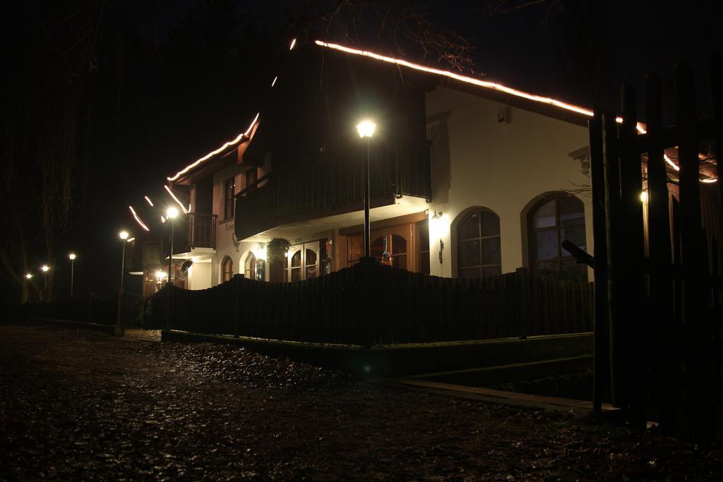 Lovecky Hotel Jivak Loučeň Екстериор снимка
