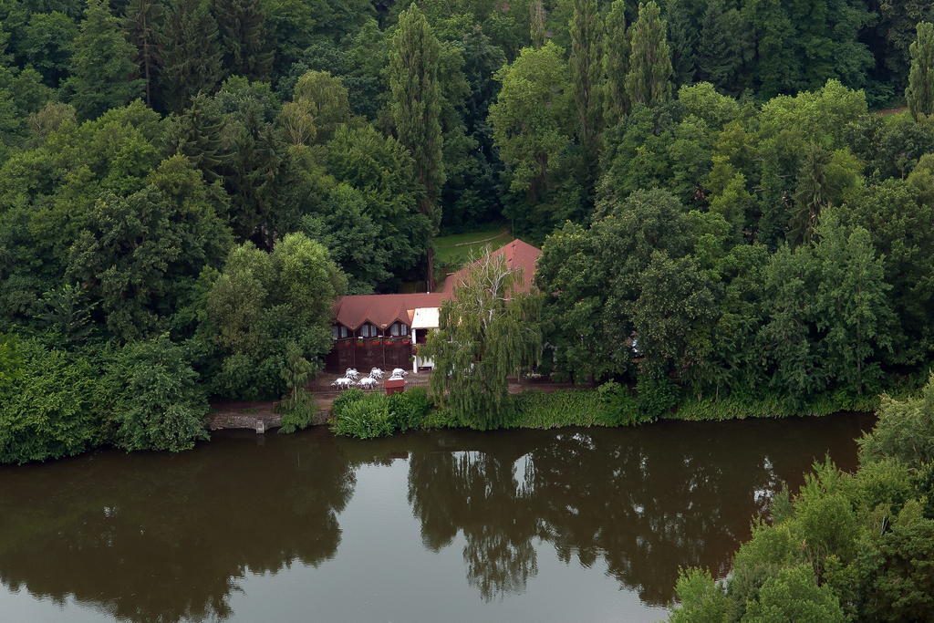 Lovecky Hotel Jivak Loučeň Екстериор снимка